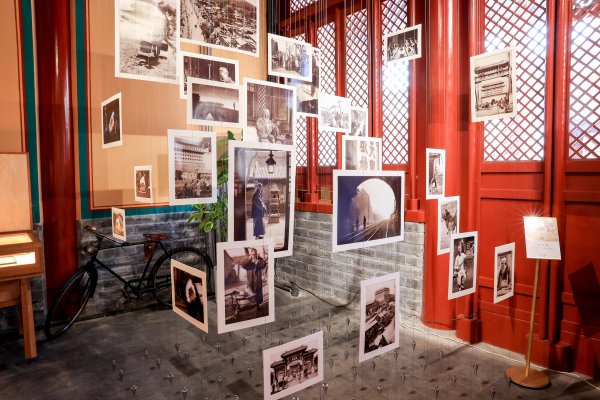 策利配资 百余幅市井影像展现中轴线烟火气，展览将持续一个月